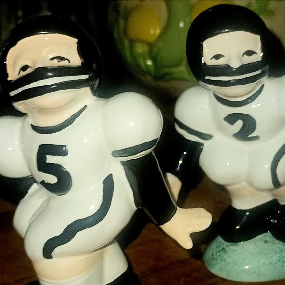 VTG B&W FOOTBALL PLAYERS SALT & PEPPER SHAKERS - Picture 4 of 7